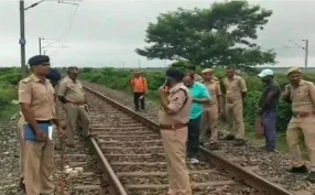 Stone On Rail Tracks: उत्तर प्रदेश के बलिया जिले के बैरिया इलाके में शनिवार को रेल की पटरी पर रखा गया एक पत्थर ट्रेन के इंजन से टकरा