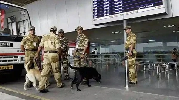 वडोदरा और राजकोट एयरपोर्ट्स पर बम धमकी मिलने के बाद तलाशी अभियान चलाया जा रहा है, हालांकि बाद में इसे फर्जी करार दिया गया।