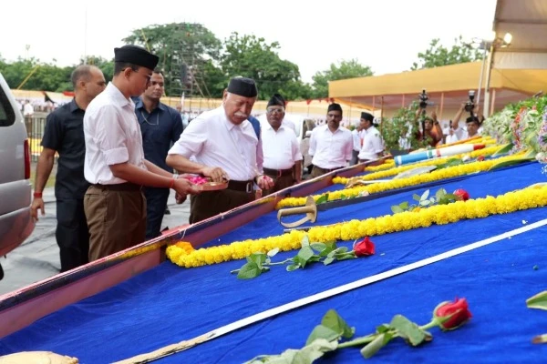 नागपुर में RSS विजयादशमी उत्सव के दौरान संघ प्रमुख मोहन भागवत शस्त्र पूजन करते हुए, हिंदू समाज के संगठन और पर्यावरण संरक्षण पर जोर देते हुए भाषण देते हुए।