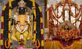 Ayodhya Ram Mandir: भगवान राम नगरी अयोध्या में मंदिर में पहली बार शस्त्र पूजन कार्यक्रम कराया गया है। दशहरा के अवसर पर पर शस्त्र पूजन