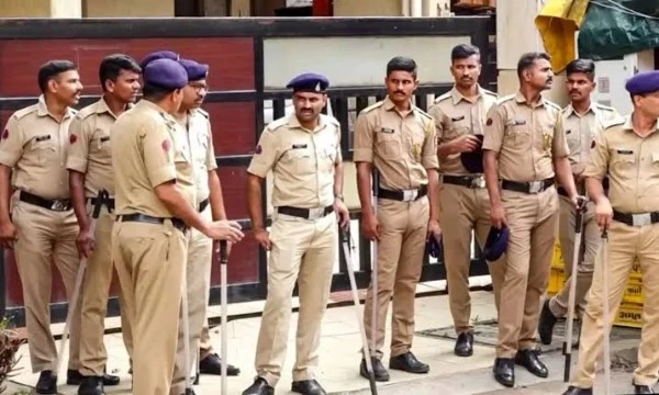 उज्जैन पुलिस बाबा सिद्दीकी हत्याकांड के संदिग्धों की तलाश में होटलों और धर्मशालाओं में सर्च अभियान चलाते हुए।