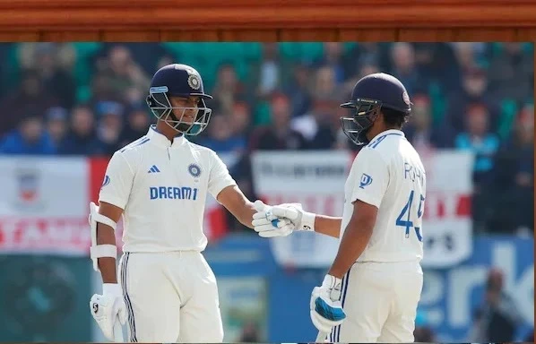 भारत बनाम न्यूज़ीलैंड पहले टेस्ट के दूसरे दिन रोहित शर्मा ने टॉस जीतकर पहले बल्लेबाजी का निर्णय लिया और प्लेइंग-11 में शुभमन गिल की जगह सरफराज खान और आकाश दीप की जगह कुलदीप यादव को शामिल किया गया।