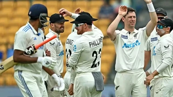 भारत और न्यूजीलैंड के बीच पहले टेस्ट के चौथे दिन भारतीय टीम ने 462 रन बनाकर न्यूजीलैंड को 107 रनों का लक्ष्य दिया।