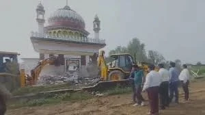 हरिद्वार में टिहरी बांध पुनर्वास भूमि पर बने अवैध मजार नुमा ढांचे को प्रशासन ने ध्वस्त किया।