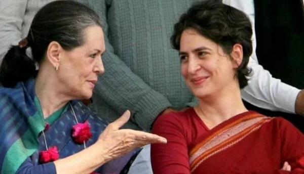 सोनिया गांधी और प्रियंका गांधी वाड्रा केरल के वायनाड में उपचुनाव प्रचार के दौरान।