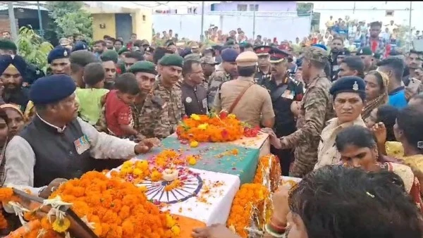 भारतीय सेना के शहीद लांस हवलदार उमेश कुमार साहू का दुर्ग ग्रामीण के कोड़िया गांव में सैनिक सम्मान के साथ अंतिम संस्कार।