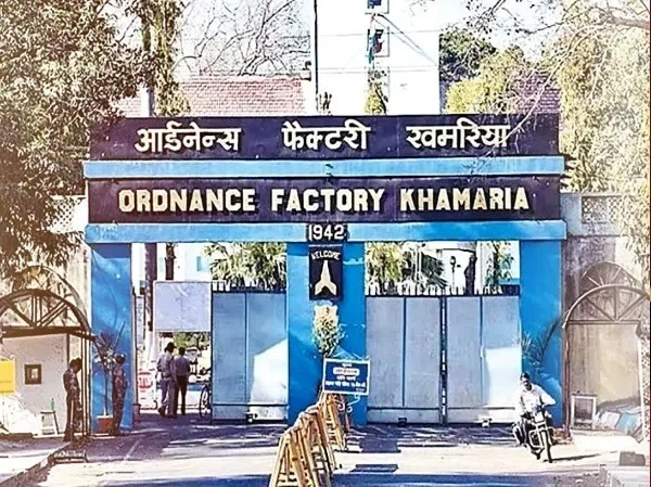 जबलपुर के ऑर्डिनेंस फैक्ट्री खमरिया में हुए बम विस्फोट में कई कर्मचारी घायल हुए, दो की मौत की सूचना।