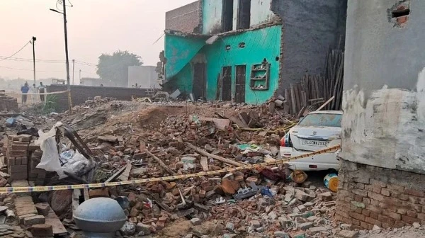 बुलंदशहर में ऑक्सीजन सिलिंडर फटने से दो मंजिला मकान गिरा, जिसमें छह परिवार के सदस्यों की मौत हुई और कई घायल हुए।