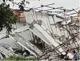 Heavy rain in Bengaluru: बेंगलुरु में पिछले तीन दिनों से लगातार बारिश हो रही है। इस बीच मंगलवार को शहर के पूर्वी हिस्से में निर्माणाधीन इमारत के ढह