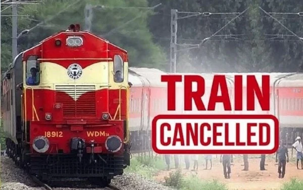 चक्रवाती तूफान डाना के कारण भारतीय रेलवे ने पुरी और दक्षिण पूर्व मध्य रेलवे मार्ग से गुजरने वाली 14 ट्रेनों को 23 अक्टूबर को रद्द कर दिया।