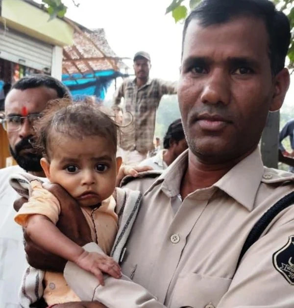 चकरभाठा रेलवे स्टेशन पर एक महिला ने ट्रेन से उतरते ही जहर खा लिया, लेकिन डायल 112 की त्वरित प्रतिक्रिया ने उसकी जान बचाई।