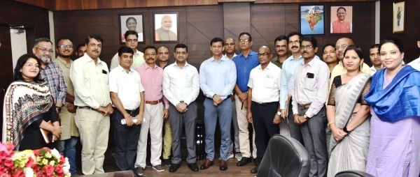 छत्तीसगढ़ संवाद कार्यालय में आईपीएस मयंक श्रीवास्तव को विदाई देते अधिकारी और कर्मचारी।