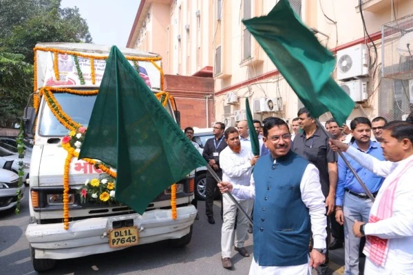प्रहलाद जोशी भारत चना दाल चरण-II की खुदरा बिक्री का शुभारंभ करते हुए, मोबाइल वैन को हरी झंडी दिखाते हुए।