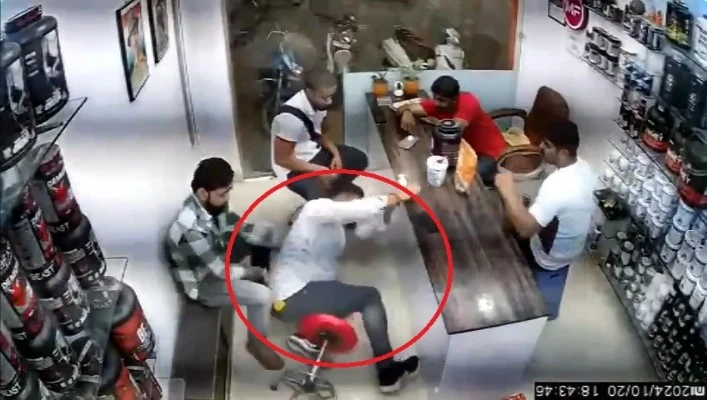 रीवा के सिरमौर चौराहे पर दोस्तों के बीच हंसी-मजाक करते हुए प्रकाश सिंह बघेल की अचानक मौत, सीसीटीवी में कैद हुई घटना।