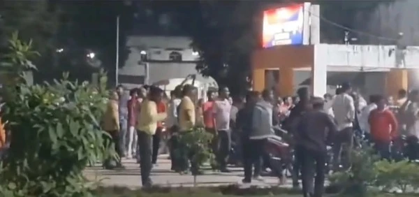 "बलरामपुर में स्वास्थ्यकर्मी की मौत के बाद थाना प्रभारी प्रमोद रूसिया और आरक्षक अजय यादव को निलंबित किया गया।"