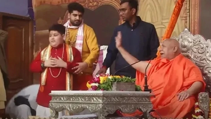 स्वामी रामभद्राचार्य ने युवा संत अभिनव अरोड़ा को मंच से उतरने का निर्देश देते हुए, धार्मिक आयोजन में अनुशासन बनाए रखने पर जोर दिया।