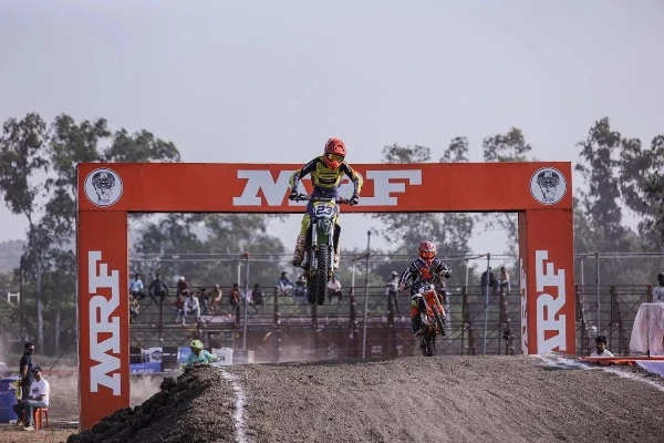 भोपाल के गांधी नगर ग्राउंड में आयोजित नेशनल सुपर क्रॉस चैंपियनशिप में भाग लेते राइडर्स