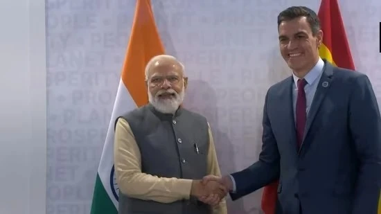 प्रधानमंत्री नरेंद्र मोदी और स्पेन के राष्ट्रपति पेड्रो सांचेज वडोदरा में C-295 विमान निर्माण फैक्ट्री का उद्घाटन करते हुए।