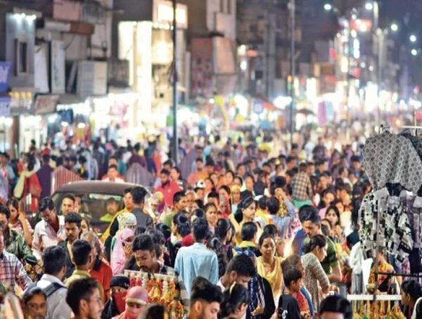 रायपुर के धनतेरस बाजार में देर रात तक भीड़ और खरीदारी का दृश्य।