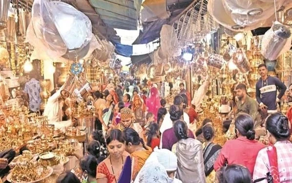 धनतेरस पर रायपुर के बाजारों में माँ लक्ष्मी की कृपा से उमड़ी भीड़, सोने-चांदी की दुकानों में उत्साही ग्राहकों का दृश्य।