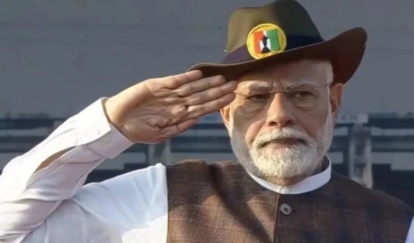 PM मोदी ने गुजरात के केवड़िया में स्टैच्यू ऑफ यूनिटी के सामने सरदार पटेल को पुष्पांजलि अर्पित की