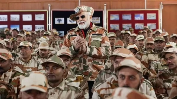 प्रधानमंत्री नरेंद्र मोदी भारतीय सेना के जवानों के साथ कच्छ में दिवाली मनाते हुए।"