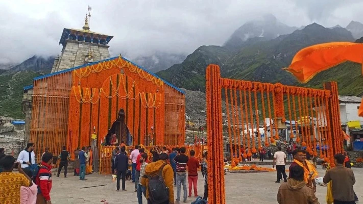 केदारनाथ धाम के कपाट बंद, पंचमुखी मूर्ति को डोली में उखीमठ के ओंकारेश्वर मंदिर ले जाते हुए।