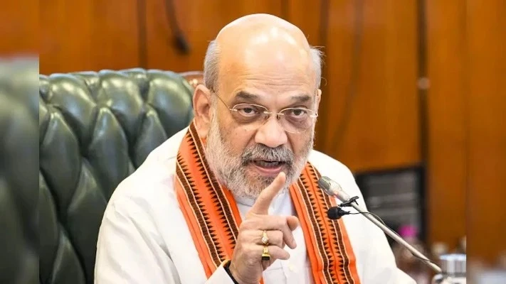 केंद्रीय गृह मंत्री अमित शाह झारखंड विधानसभा चुनाव के लिए बीजेपी का घोषणा पत्र जारी करते हुए।