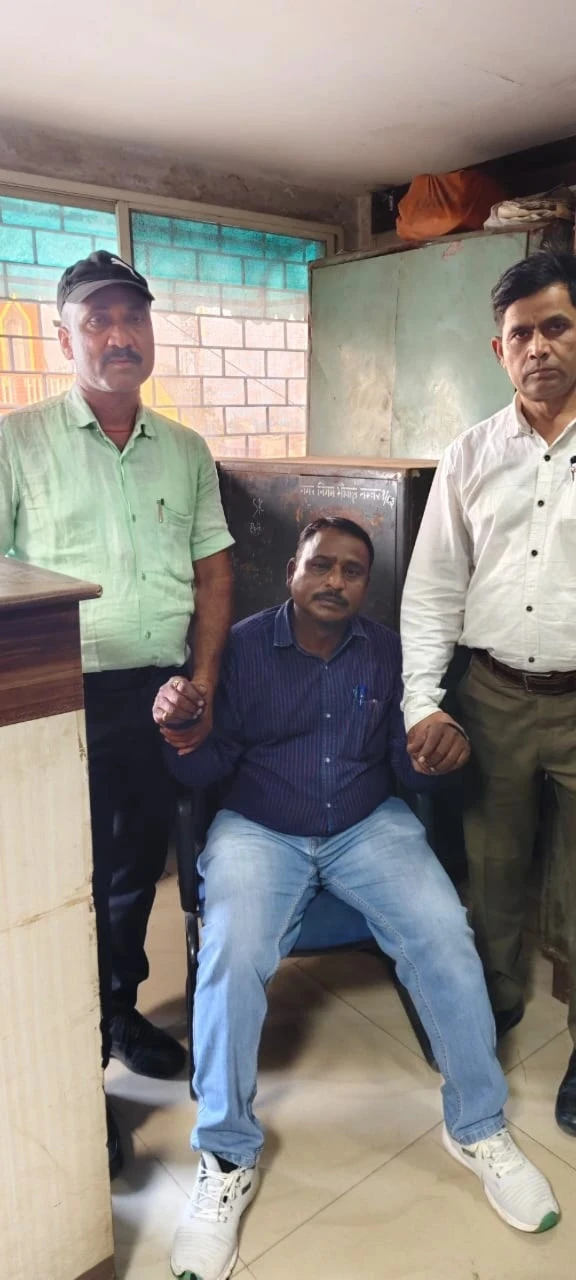 रिश्वत मांग रहा नगर निगम लिपिक