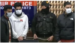 Srinagar Grenade Attack: श्रीनगर की संडे मार्केट में ग्रेनेड हमले में जम्मू-कश्मीर पुलिस को बड़ी कामयाबी हाथ लगी है। पुलिस ने तीन आतंकवादियों को गिरफ्तार कर लिया है। गिरफ्तार किए ग