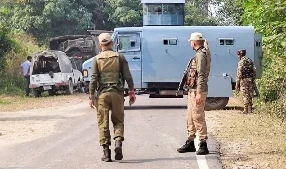 Baramulla Encounter: जम्मू-कश्मीर के बारामूला जिले में सुरक्षाबलों ने रातभर चली मुठभेड़ के बाद शुक्रवार को दो आतंकवादियों को मार गिराया। पुलिस के एक वरिष्ठ अधिकारी ने इसकी