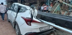 Accident: कटनी-दमोह मार्ग में रीठी थाना के देवरीकला रेल फाटक निर्माणाधीन ओवर ब्रिज के बगल से गुजर रही कार पर क्रेन का आगे का हिस्सा गिरने से कार चपट का