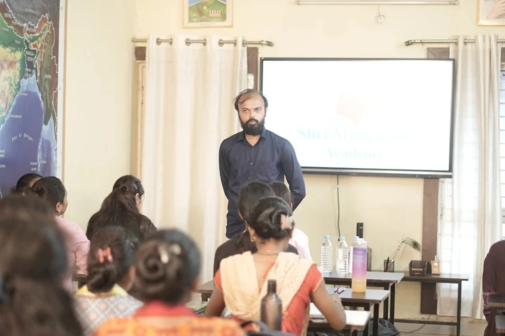 भोपाल के गुलाब चौहान गरीब बच्चों को निशुल्क सिविल सर्विसेज की शिक्षा देते हुए