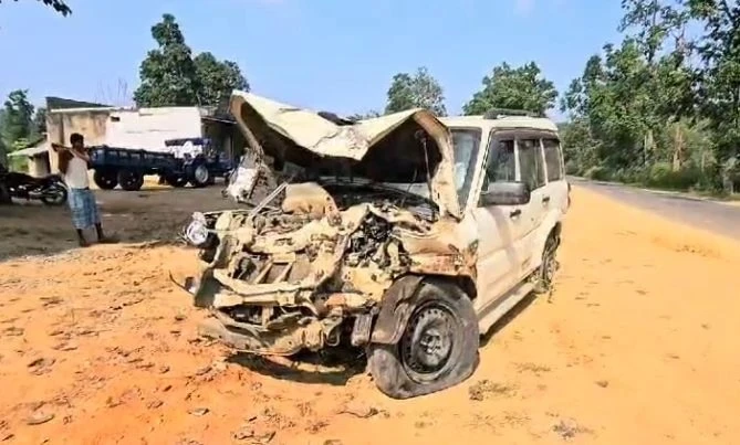 Vehicle of Devbhog SDM Tulsidas Markam and Naib Tehsildar Vijay Singh overturns and collides with a tree near Dhawalpur Nala on NH-130C.