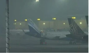 IGI Airport: खराब मौसम और कोहरे की वजह से लगातार तीसरे दिन शुक्रवार को भी इंदिरा गांधी अंतरराष्ट्रीय (IGI) एयरपोर्ट पर उड़ानों के परिचालन के लिए लो विजिबिलिटी प्रक्रिया