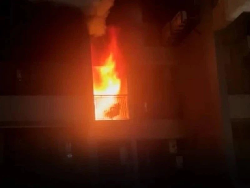 अहमदाबाद के बोपल में इस्कॉन प्लेटिना इमारत की आठवीं मंजिल पर भीषण आग, 65 वर्षीय महिला की मौत और 22 घायल।