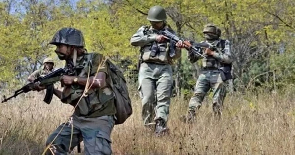 कांकेर और नारायणपुर सीमा पर पुलिस और नक्सलियों के बीच भीषण मुठभेड़, कई नक्सलियों के मारे जाने और हथियार बरामद होने की खबर।