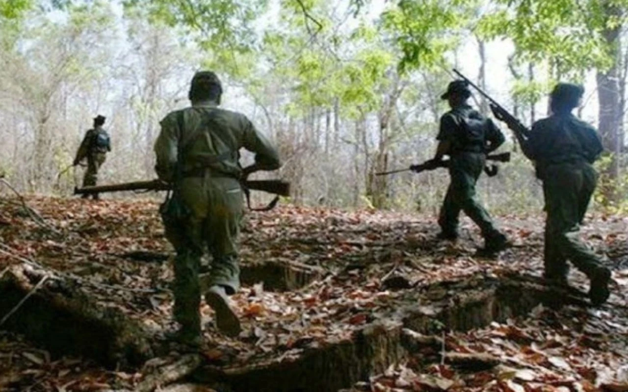 कांकेर जिले के माड़ जंगलों में पुलिस और नक्सलियों के बीच मुठभेड़, 4 नक्सलियों के शव और 2 हथियार बरामद।