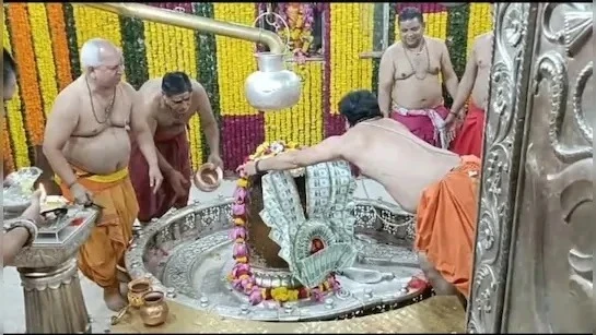 उज्जैन महाकालेश्वर मंदिर में भगवान महाकाल को अमेरिकी डॉलर की अनोखी माला पहनाई गई।