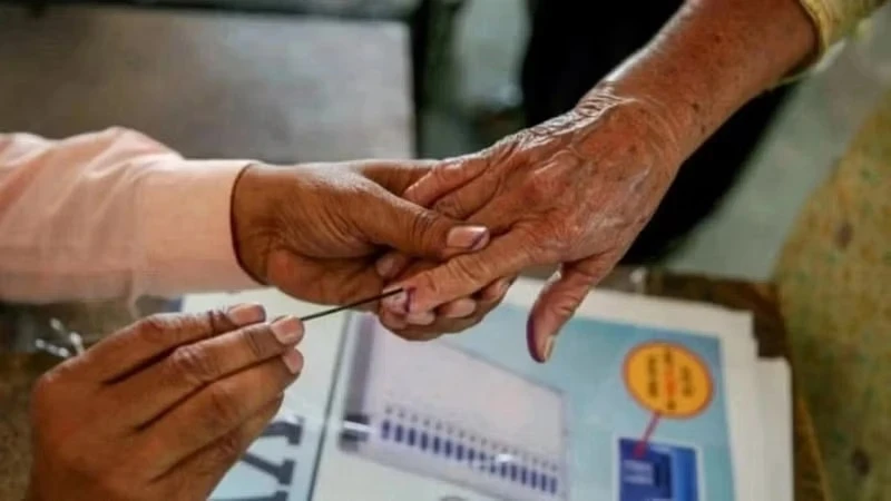 झारखंड विधानसभा चुनाव 2024: महिला वोटर पोलिंग बूथ पर मतदान करती हुईं।