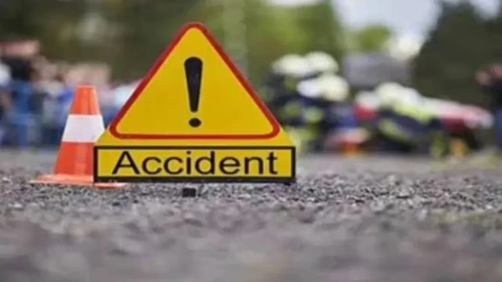 शिवपुरी में ट्रक दुर्घटना के बाद घटनास्थल पर मौजूद लोग और पुलिस।