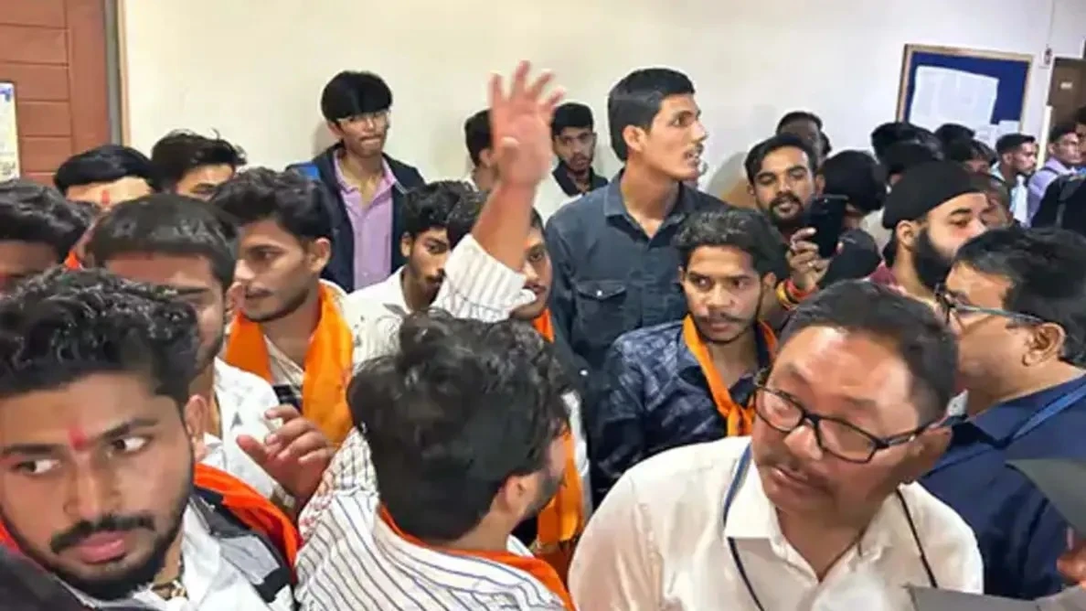 एमिटी विश्वविद्यालय हॉस्टल में छात्रों पर चाकू-डंडा लेकर हमला, सुरक्षा पर सवाल।
