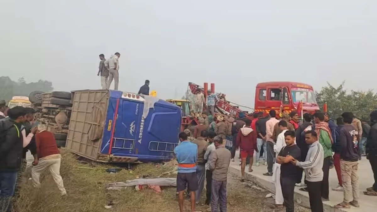 हजारीबाग में यात्री बस पलटी