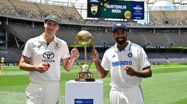 भारत और ऑस्ट्रेलिया के बीच बॉर्डर-गावस्कर ट्रॉफी 2024 के पहले मैच के दौरान जसप्रीत बुमराह कप्तानी संभालते हुए।