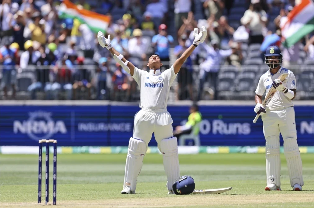 यशस्वी जायसवाल पर्थ के ऑप्टस स्टेडियम में 161 रन की शानदार पारी खेलते हुए।