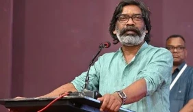 CM Hemant Soren: झामुमो नेता हेमंत सोरेन ने रविवार को झारखंड के राज्यपाल संतोष कुमार गंगवार से मुलाकात की और