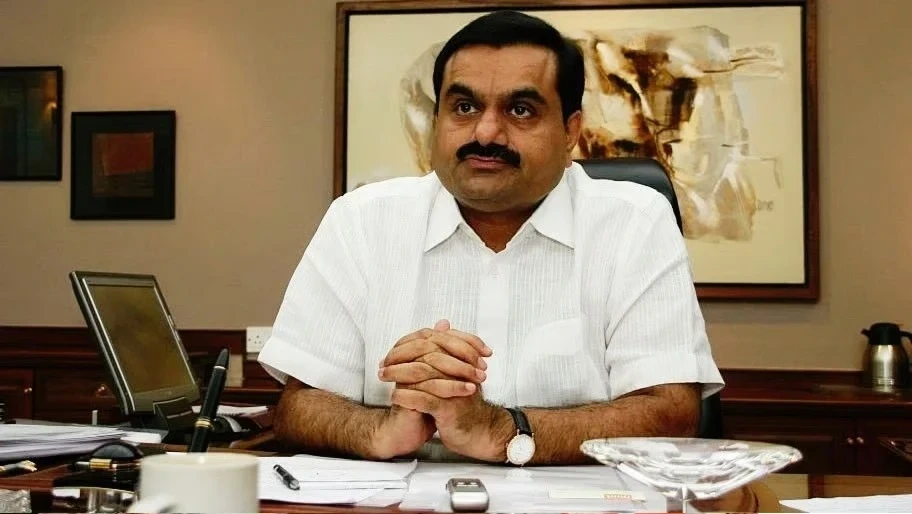 अडानी समूह पर अमेरिका में सोलर पावर कॉन्ट्रैक्ट के लिए रिश्वत और धोखाधड़ी के आरोपों के बाद, आंध्र प्रदेश सरकार उनके पावर सप्लाई कॉन्ट्रैक्ट को रद्द करने पर विचार कर रही है।