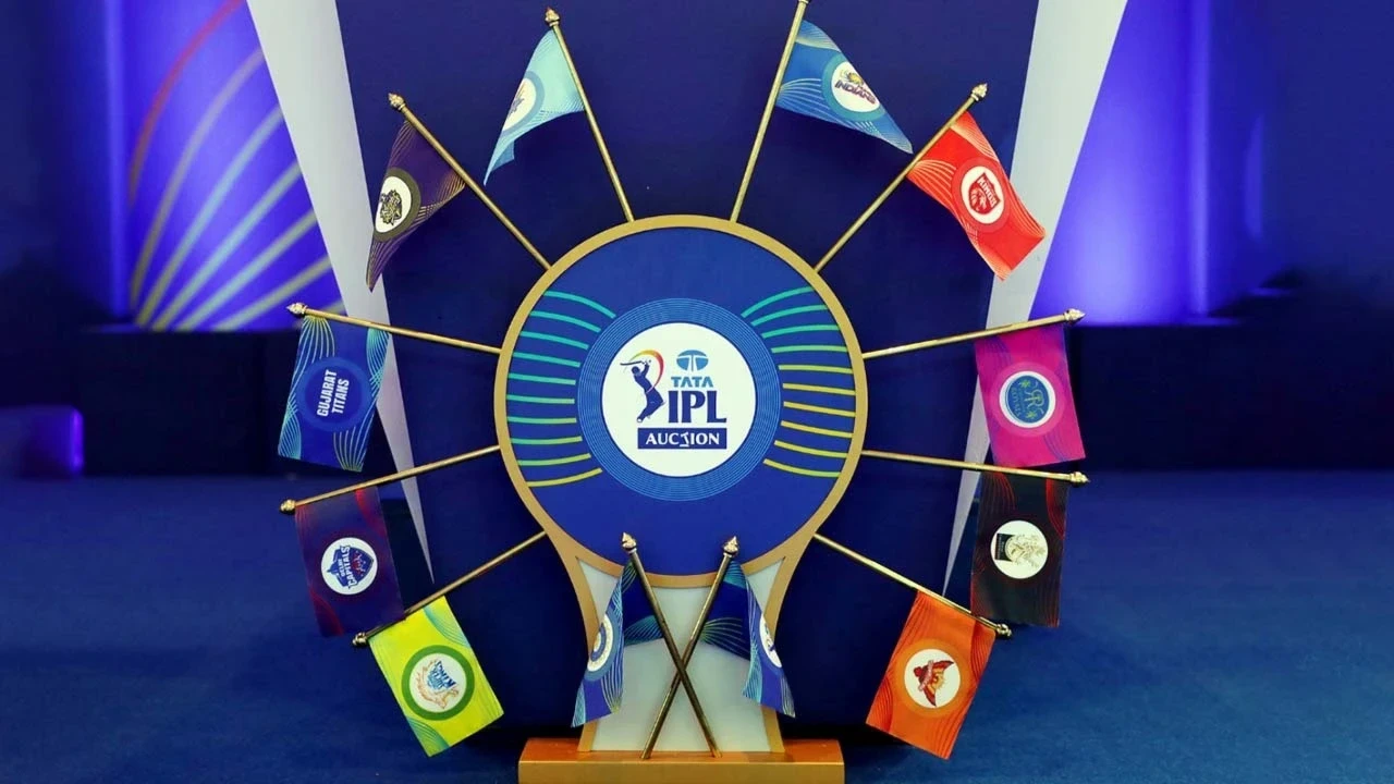 आईपीएल 2025 सीजन की मेगा नीलामी में प्रमुख खरीदारियों के साथ 10 टीमों ने अपनी पूरी स्क्वॉड तैयार की है। ऋषभ पंत ने 27 करोड़ रुपये में लखनऊ सुपर जायंट्स से जुड़कर नीलामी में सुर्खियां बटोरीं। आईपीएल 2025 में 62 विदेशी खिलाड़ियों सहित 182 खिलाड़ियों को साइन किया गया।