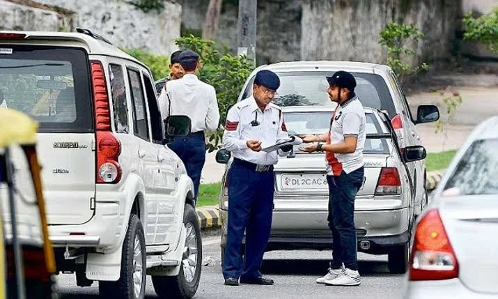 ट्रैफिक पुलिसकर्मी से झूमाझटकी कर जड़ा तमाचा