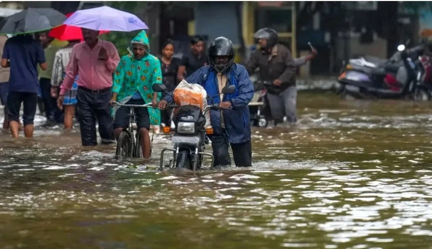 चक्रवाती तूफान फेंगल का लैंडफॉल तमिलनाडु और पुदुचेरी तटों पर, भारी बारिश और जनजीवन पर प्रभाव।